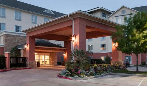 スタッフォードにあるHomewood Suites by Hilton Houston Stafford Sugar Landの大きなパビリオンのあるホテルの建物