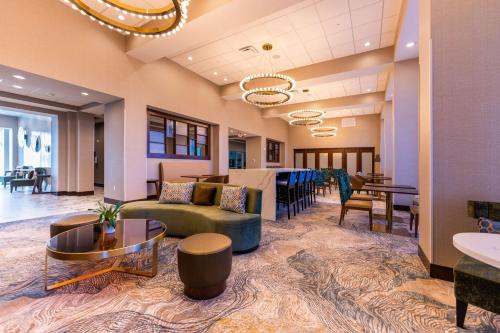 A seating area at Hampton Inn & Suites Sugar Land, Tx