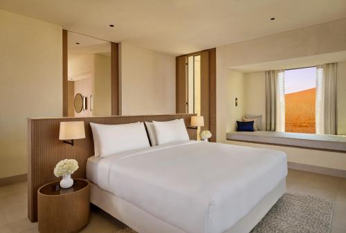 Cama ou camas em um quarto em The Ritz-Carlton Ras Al Khaimah, Al Wadi Desert