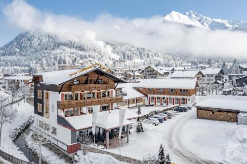 une ville dans les montagnes recouvertes de neige dans l'établissement Hotel Zum Gourmet, à Seefeld in Tirol