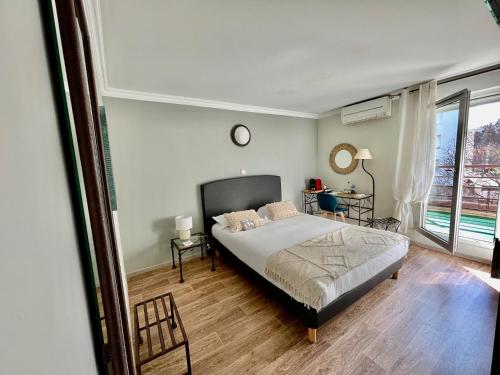 Giường trong phòng chung tại Hôtel Ulysse Montpellier Centre