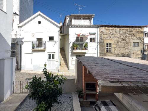 vista su un edificio bianco con tetto di Casa das Flores a Oliveira do Hospital