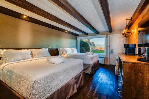 A bed or beds in a room at Old Orchard Inn