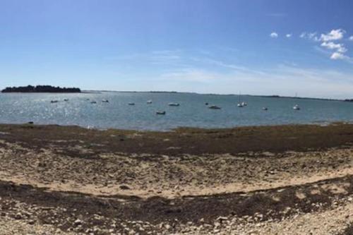 Saint-ArmelMeublé sur l'ILE DE TASCON à 300 m de la plage的一大片水,里面装有船