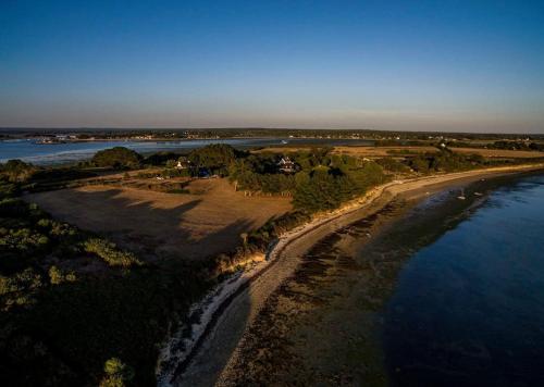 Saint-ArmelMeublé sur l'ILE DE TASCON à 300 m de la plage的享有海滩和水域的空中景致