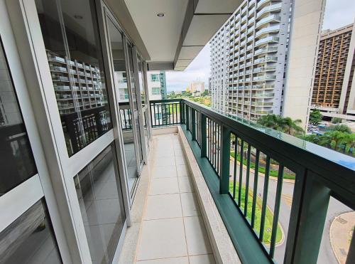 balcón con vistas a la ciudad en Hotel Fusion Flat Particular SHN Brasília Varanda grande com garagem e wi-fi, en Brasilia