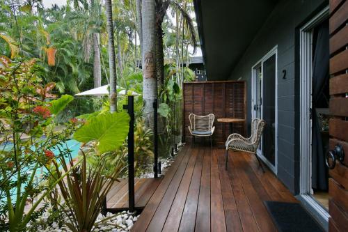 odkryty taras ze stołem i krzesłami na domu w obiekcie The Palms At Palm Cove w mieście Palm Cove