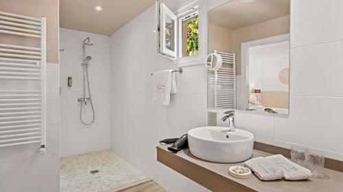 Kamar mandi di Boutique Hideaway Cortijo El Sarmiento