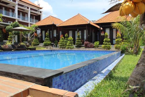 una piscina di fronte a un resort di Nusa Sedayu Hotel By Ocean View a Nusa Penida