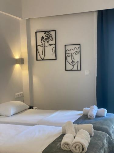 Un pat sau paturi într-o cameră la Platon Hotel