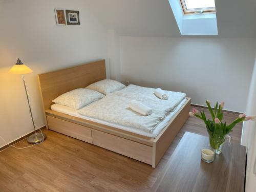 - une chambre avec un lit et 2 serviettes dans l'établissement Apartmany Dolni Dunajovice, à Dolní Dunajovice