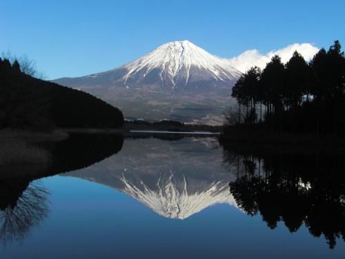 uma montanha com o seu reflexo numa massa de água em Kyukamura Fuji em Fujinomiya