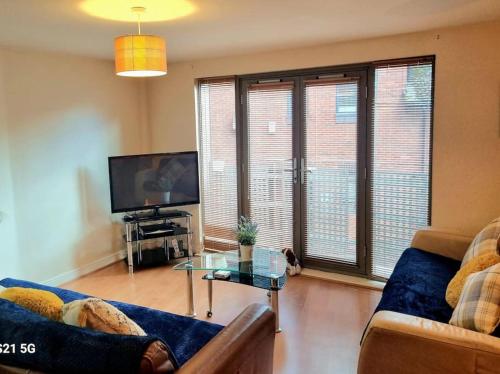 Et tv og/eller underholdning på Spacious Duplex 2 Bed Apartment Central Location By Canal - Chester UK