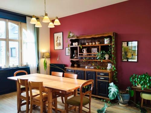 una sala da pranzo con tavolo e sedie in legno di Maison de Vacances 1930 a Vannes