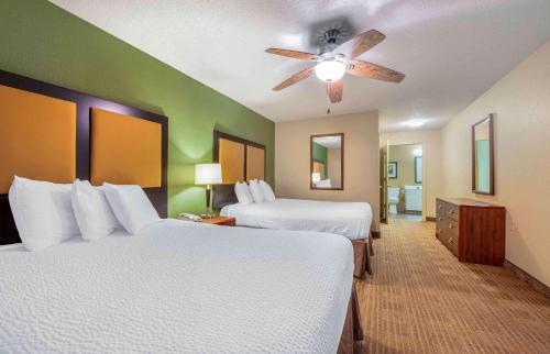 um quarto de hotel com 2 camas e uma ventoinha de tecto em Extended Stay America Suites - Evansville - East em Evansville