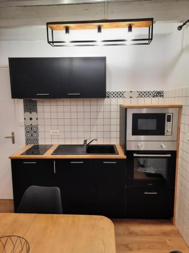 A kitchen or kitchenette at maison bonheur