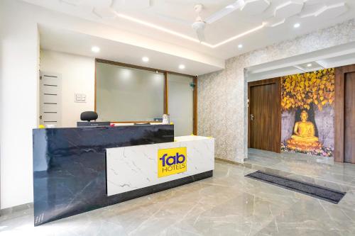 FabHotel Hill Park I في فادودارا: مكتب فيه مكتب استقبال امام لوحة