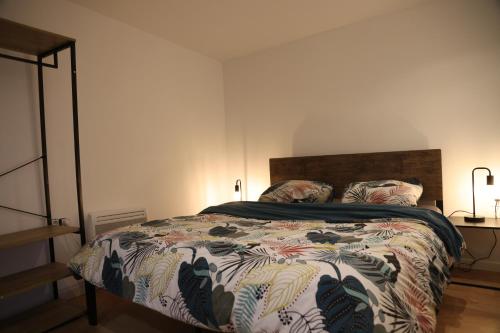 Rúm í herbergi á Appartement avec une chambre