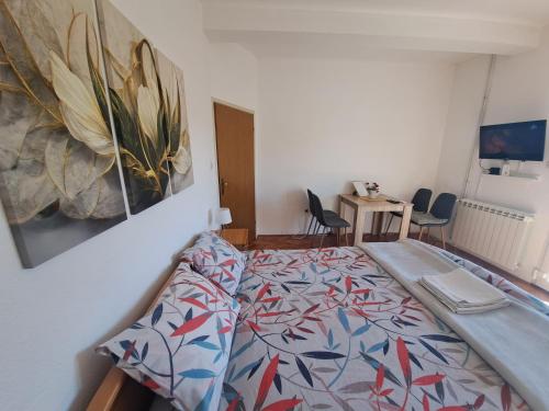 een slaapkamer met een bed en een schilderij aan de muur bij UKROPINA APARTMENTS in Trebinje