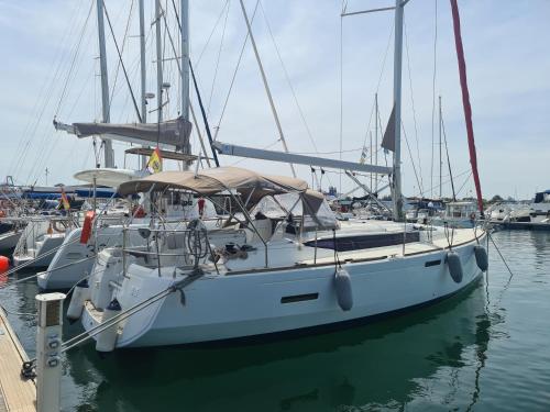 um barco branco está ancorado numa doca em Sleep aboard a modern sailboat in Oeiras em Oeiras