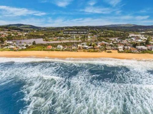 una vista aérea de una playa frente a un complejo en Terrigal Coastal Casa, en Wamberal