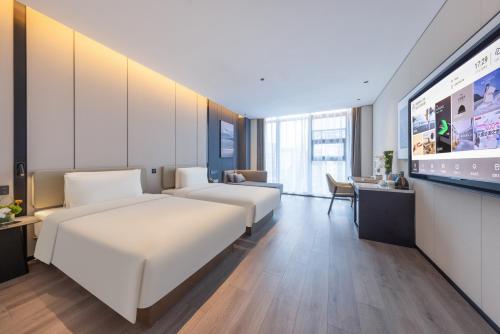 Un pat sau paturi într-o cameră la Atour Hotel Guangzhou Panyu Wanbo CBD Hanxi Changlong