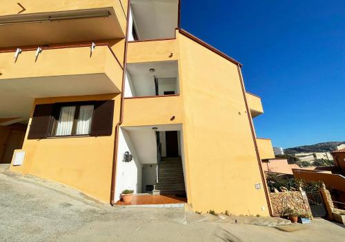 Foto dalla galleria di SOLUZIONI IMMOBILIARI – Supramare – Quadrilocale con balcone vista mare e parcheggio - La Maddalena a La Maddalena