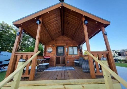 セバービルにあるPicturesque Family Cabin with Loft in Tennesseeの大きな木製のガゼボ(デッキ付)