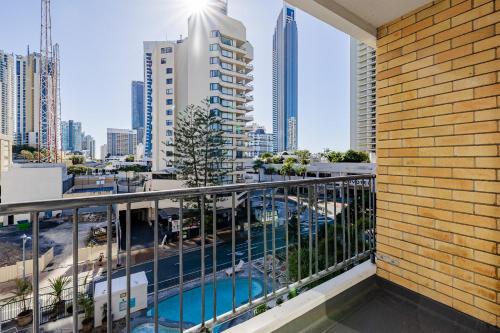 Басейн в или близо до Bunk Surfers Paradise International Backpacker Hostel