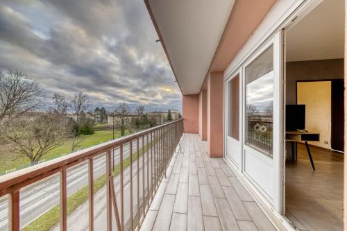 a balcony with a large window and a desk at Appartement Les Oiseaux in Thionville