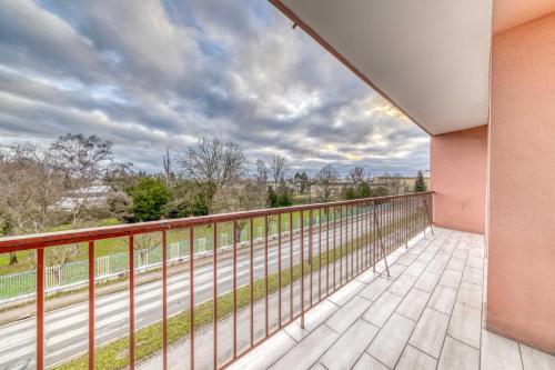 a balcony with a view of a field at Appartement Les Oiseaux in Thionville