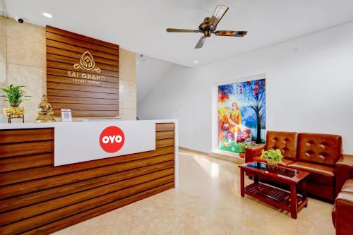 un vestíbulo de una tienda de grupo om en Hotel O SAI GRAND LUXURY ROOMS, en Tirupati