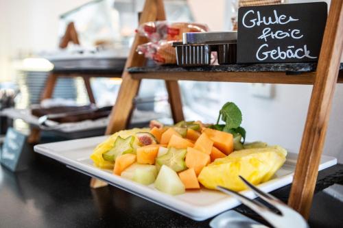 une assiette de fruits et légumes sur une table dans l'établissement Hotel Schloss Montabaur, à Montabaur