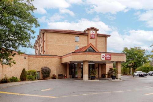 a building with a parking lot in front of it at Best Western Plus Otonabee Inn in Peterborough