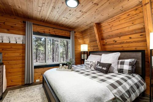 een slaapkamer met een bed in een houten kamer bij Grand Canyon Cabin! One hour and 10 minutes to the South Entrance! in Williams