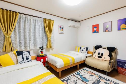 A bed or beds in a room at Charming New Home Launch: Direct access to Narita & Haneda Airports, Shinjuku, and Disneyland; Close to Asakusa & Akihabara!