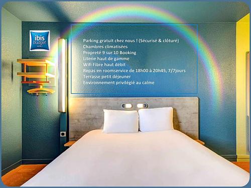 ein Himmelbett mit Regenbogen darüber in der Unterkunft Ibis Budget Le Havre Les Docks in Le Havre