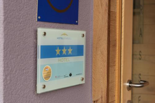 drzwi z motyką na nich w obiekcie Hotel Reiff w mieście Fischbach-lès-Clervaux