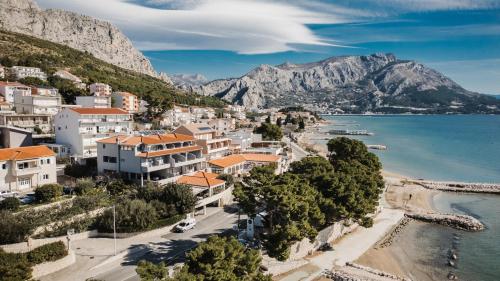 vistas a una ciudad junto al agua en Rogač Rooms & Restaurant, en Omiš