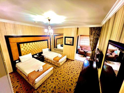 Queens Suite Hotel में एक कमरे में एक या कई बेड