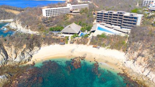 Coral Blue Huatulco في سانتا كروز هواتولكو: اطلالة جوية على منتجع وشاطئ