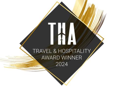 um sinal preto e dourado com as palavras tca e hospitalityrued vencedor em Rockfield Manor B&B, Knock em Knock