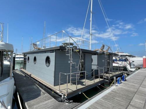 ヤーマスにあるYarmouth Waterlodge Floating Apartments 2の船着場