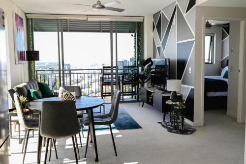 Zona d'estar a River view apartment in Brisbane with parking