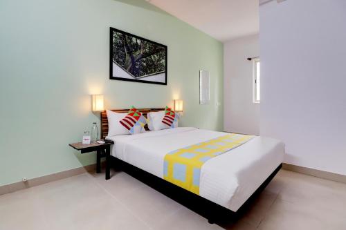 1 dormitorio con 1 cama blanca grande con almohadas en Home Exotic Stay Bsk 3rd Stage, en Bangalore