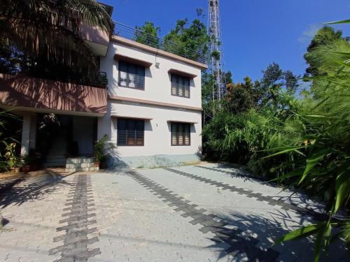 an external view of the house at Eve's appartment in Meppādi