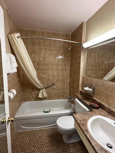 een badkamer met een bad, een toilet en een wastafel bij HOTEL CLASSIC COMFORT in Cornwall