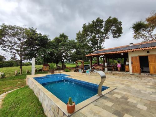 A piscina localizada em Estância Vista dos Pireneus ou nos arredores