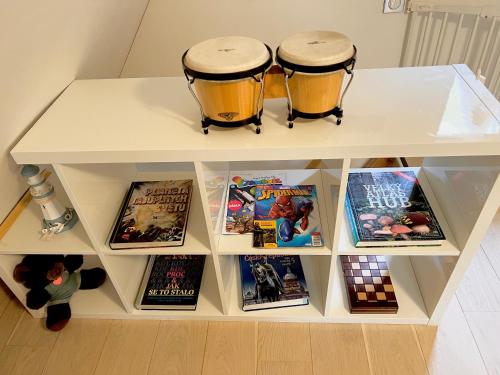 twee drums bovenop een plank met boeken bij Chatka pod Lysou in Ostravice