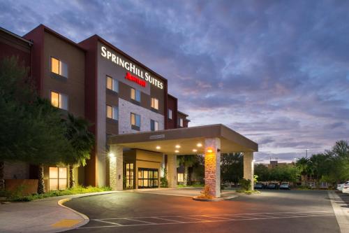 ein Hotelgebäude mit einem Parkplatz davor in der Unterkunft SpringHill Suites Las Vegas Henderson in Las Vegas